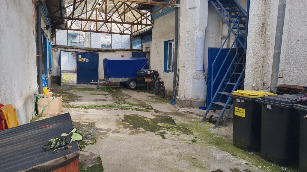 Spațiu comercial stradal interior